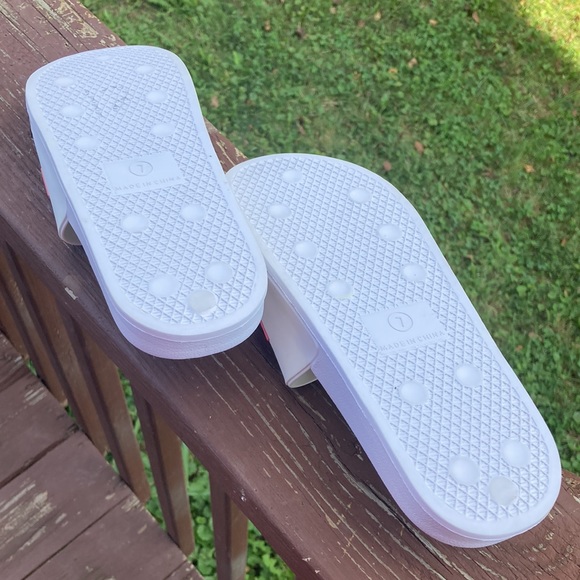 Hurley athletic slides size 7 white with pink like new - Picture 3 of 4